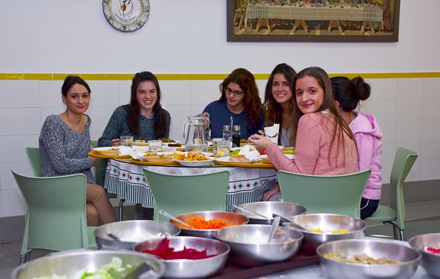Comiendo con las compañeras
